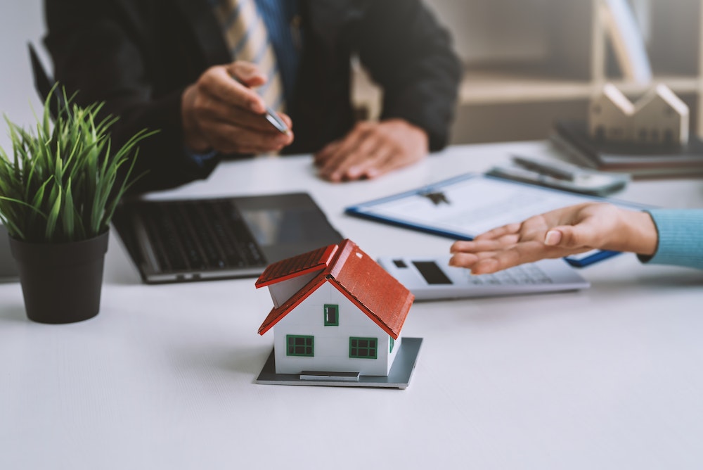 Agence immobilière à frais fixe ou agence classique : quel choix pour réussir sa transaction ?